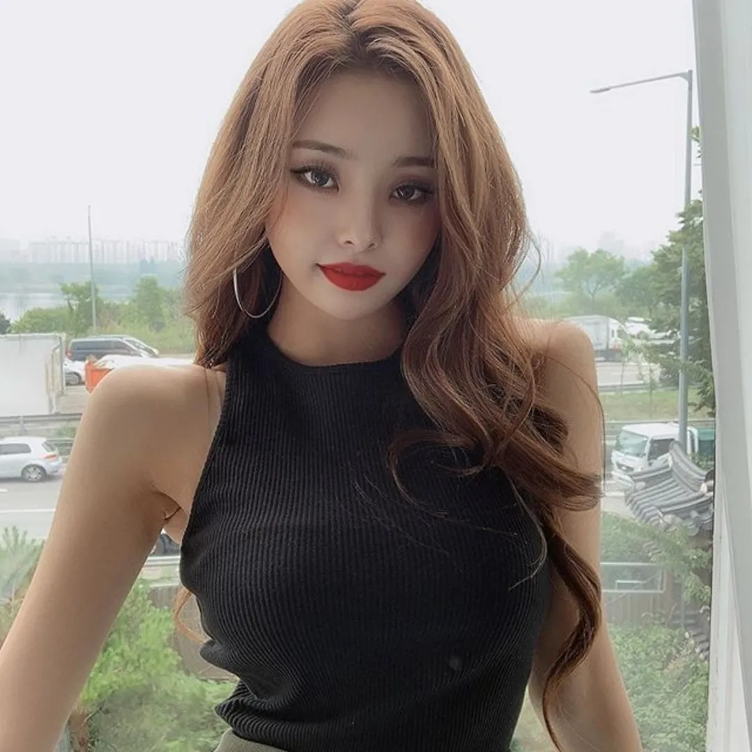 雪滴花|“南韩易梦玲”凭美貌火上热搜：为啥大家一边骂她，又一边学她？