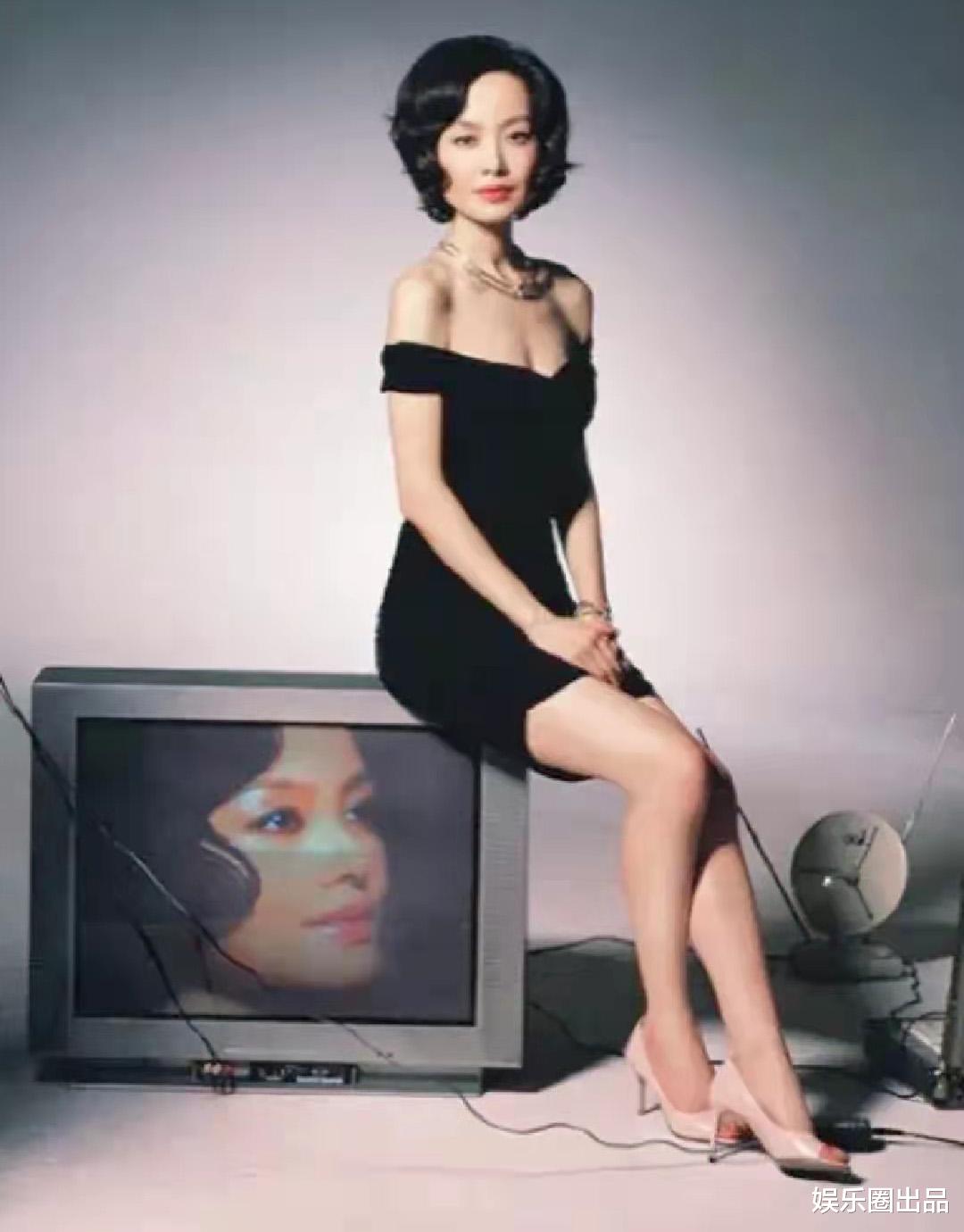 鲁豫|鲁豫早期写真被翻出，穿低领装涂橘色唇彩，造型火辣女团味十足