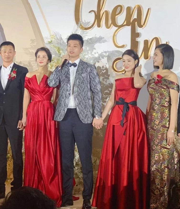 闲鱼有话说 最美婆婆婚礼上好高调，颜值比新娘高就算了，还穿红色礼服太抢镜