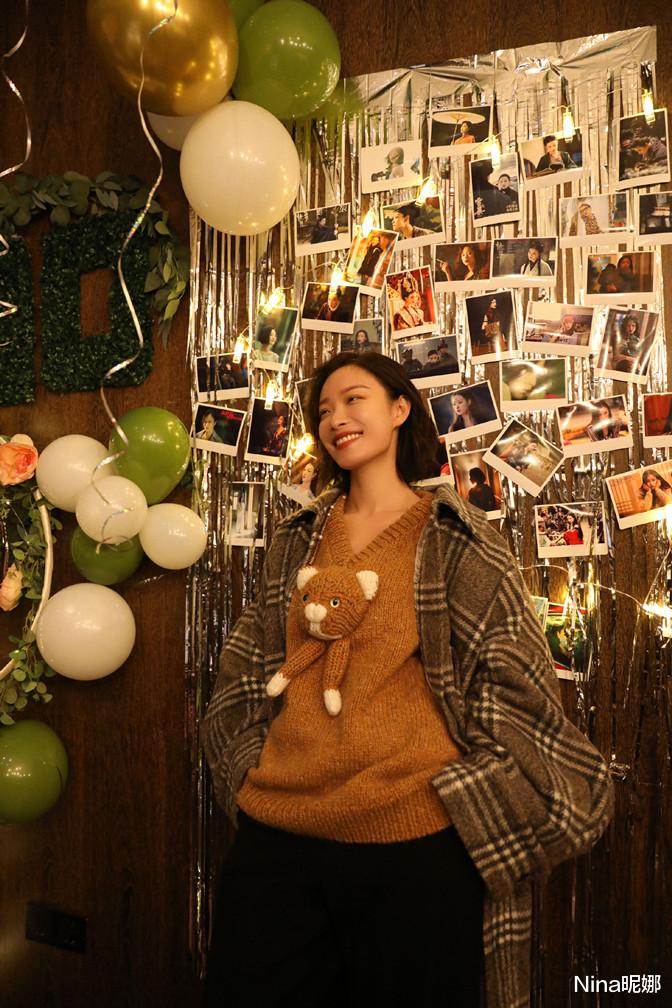 周晓鸥|倪妮正式入行十周年,穿大衣配卡通毛衣庆生,出道10年仍是少女颜