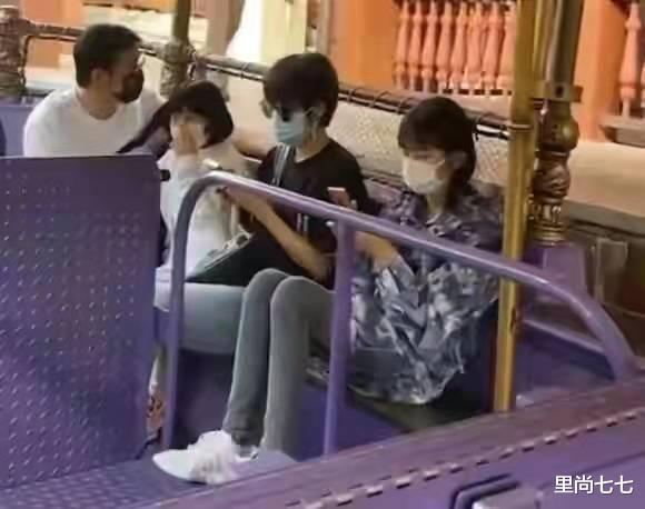 里尚七七|陆毅一家四口出游被偶遇，12岁女儿形象瞩目，一双仙鹤腿太吸睛