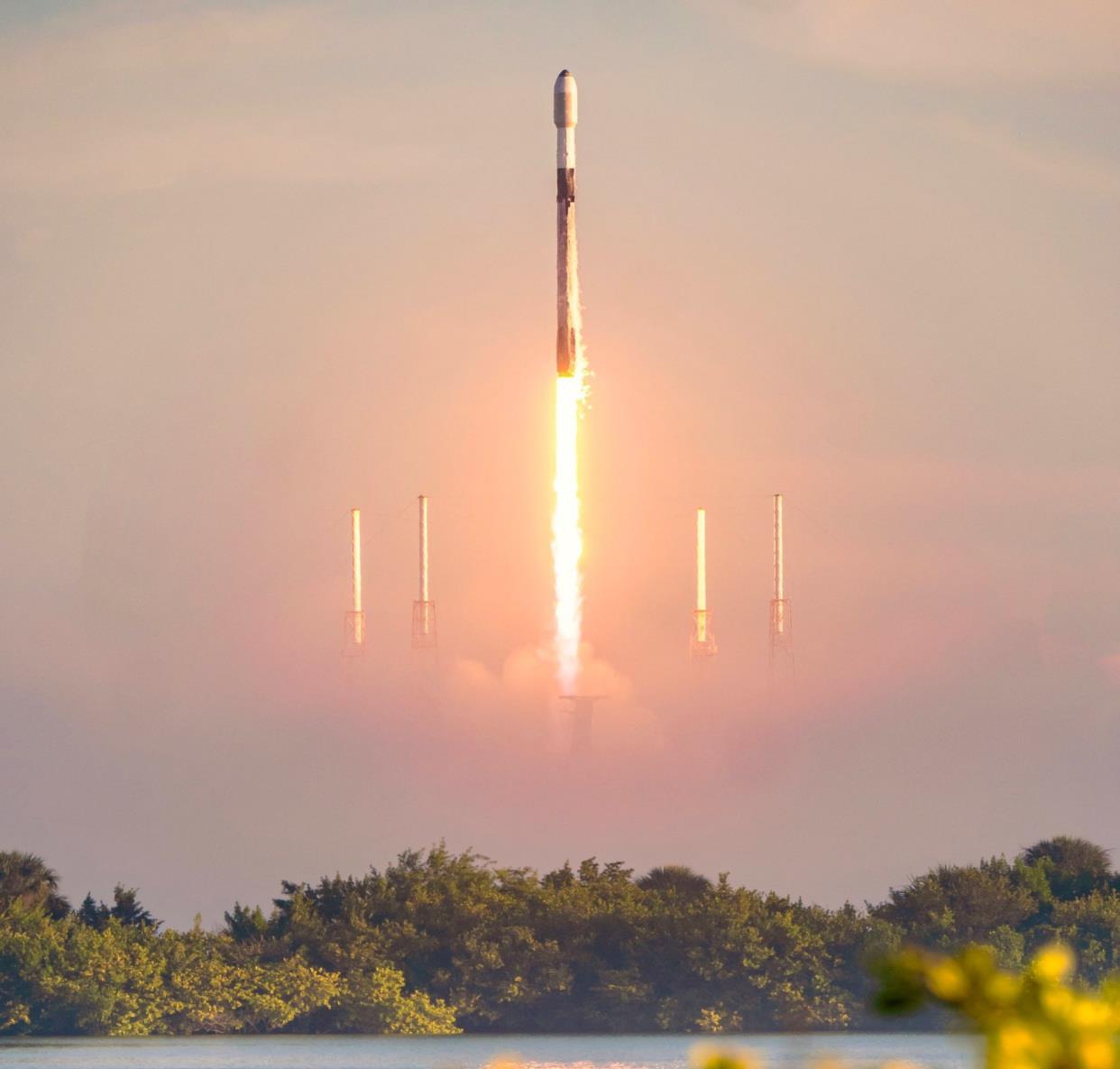 SpaceX猎鹰九号在大雾中发射成功,九手火箭回收成功,一箭53星