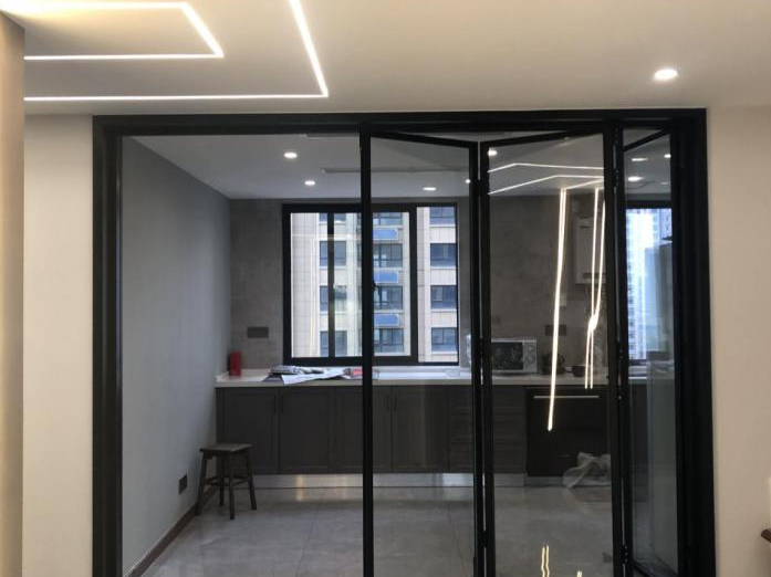 客厅和厨房之间不流行装推拉门了,他家得门洞3米,装这种才叫好看!