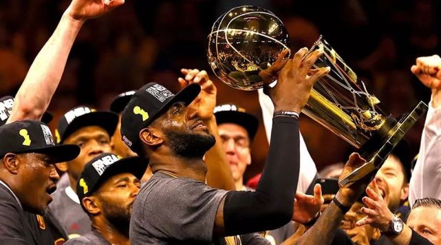 騎士隊|16年總決賽，騎士連贏三場逆天翻盤！那這三場詹皇什么數據？