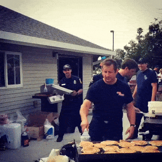 萌萌萌说|“为了庆祝基友退役归来，一男子竟换上女装欢迎？”哈哈好羡慕