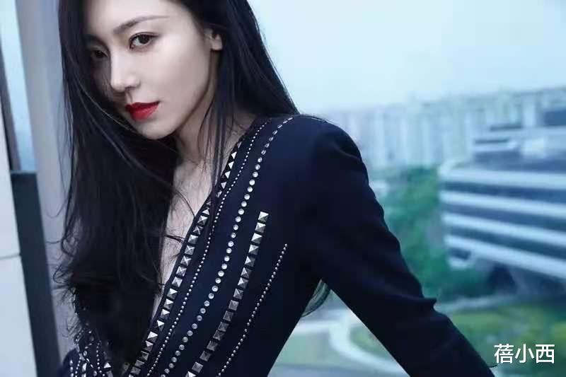 蓓小西|黄梦莹的身材真是“极品”,穿深V领礼服亮相,气场不输老板杨幂
