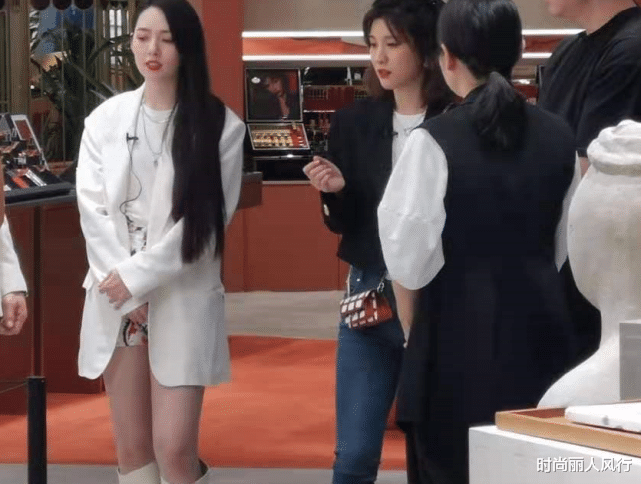 时尚丽人风行|小向太真会养女儿！不到一岁就去看画展，郭碧婷更难得打扮了一回