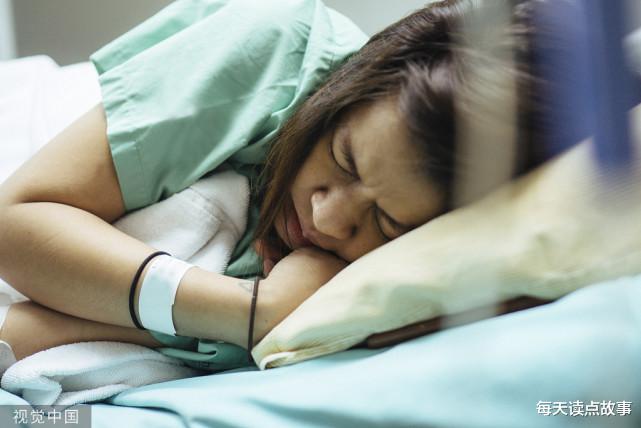 每天读点故事 妻子瘫痪在床,丈夫每天在病床前念情书,终将植物人妻子唤醒