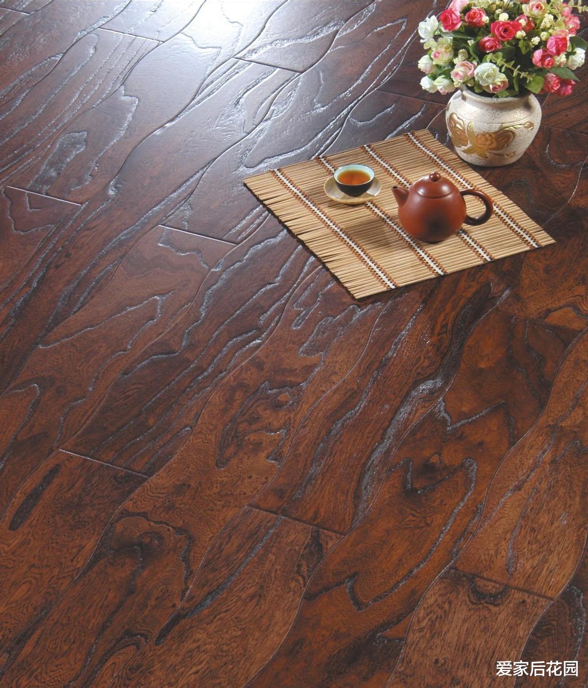 担心实木地板受损？学会5个小妙招，轻松保护好家里的实木地板