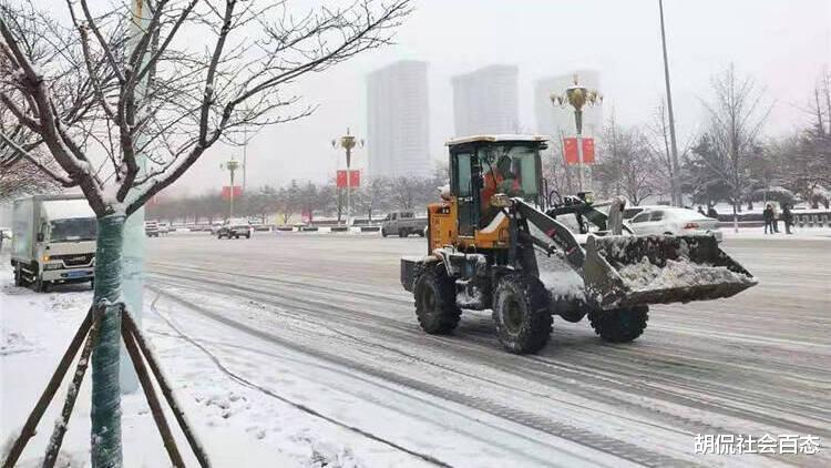 下雪后，“奇异”汽车惊现街头，网友知道司机的身份后笑翻了