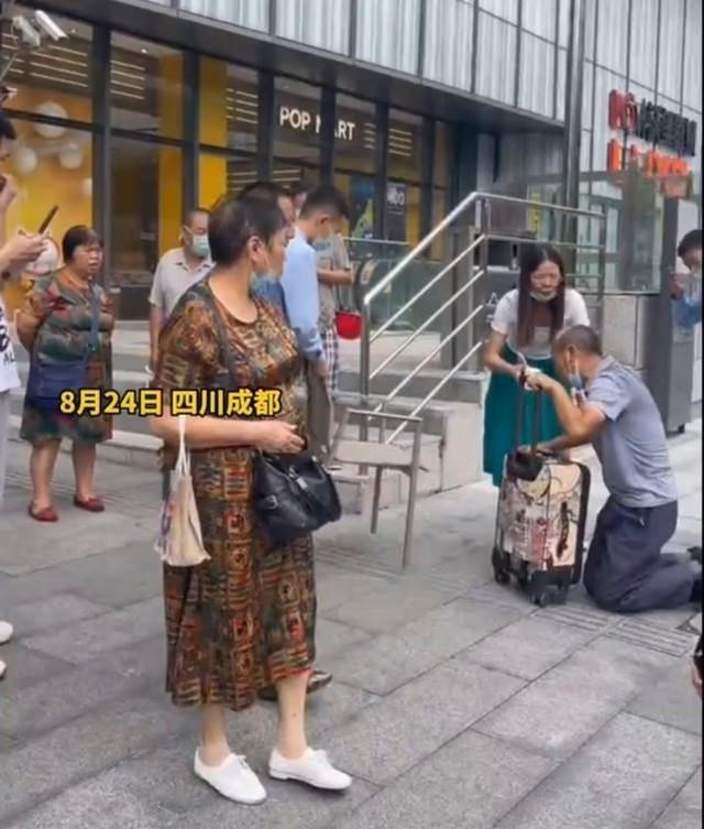 吴有情聊|太悲凉！成都一老人当街晕倒，拒绝好心人打120，表示自己没有钱