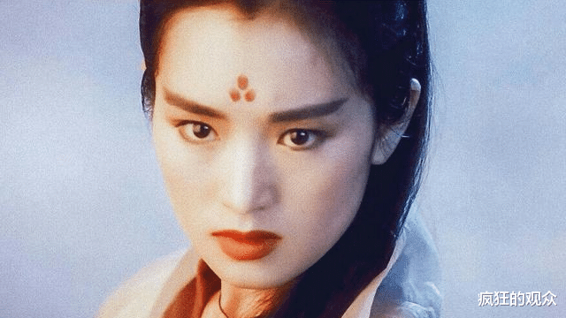 佟丽娅|离婚后的佟丽娅，好像开了挂，网友：红气养人