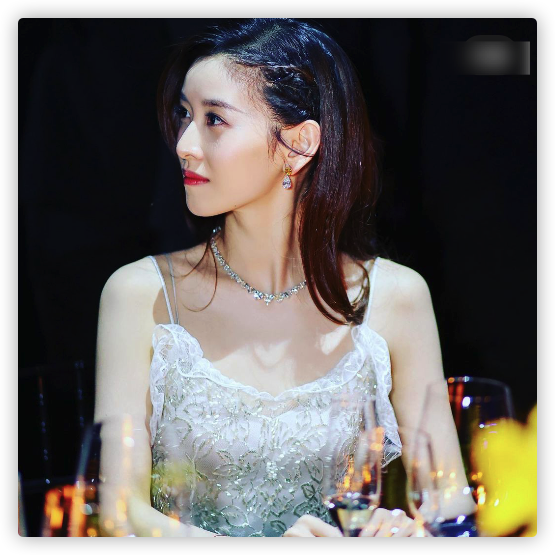 章泽天|章泽天晒爬山照，穿紧身裤勒出纤细小鸟腿，和5岁女儿同框像姐妹