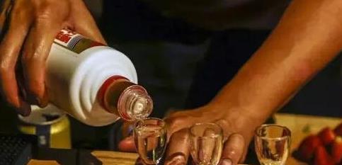 每天笑笑最开心 什么才是好酒？学会这5招，假酒无所遁形！