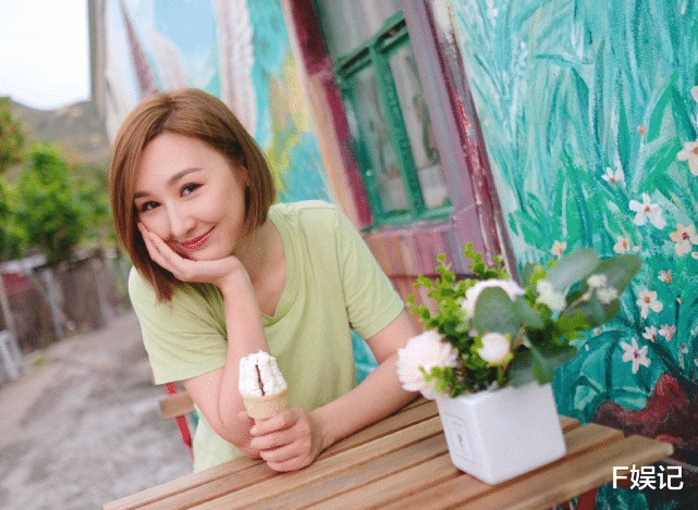 高海宁|TVB女艺人高海宁带妈妈吃饭庆生 母女像饼印而且妈妈还很冻龄