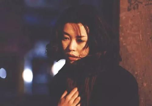 余男|她的国际地位不输章子怡，从不接广告和综艺，如今44岁仍然单身