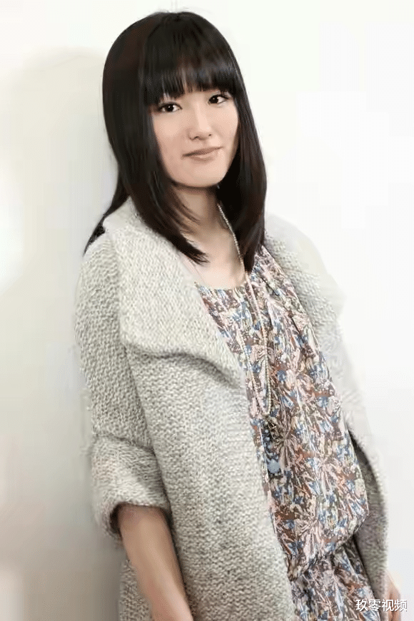 电影|她12岁因一部戏红遍中日，长相太美被禁止整容，如今长成这样