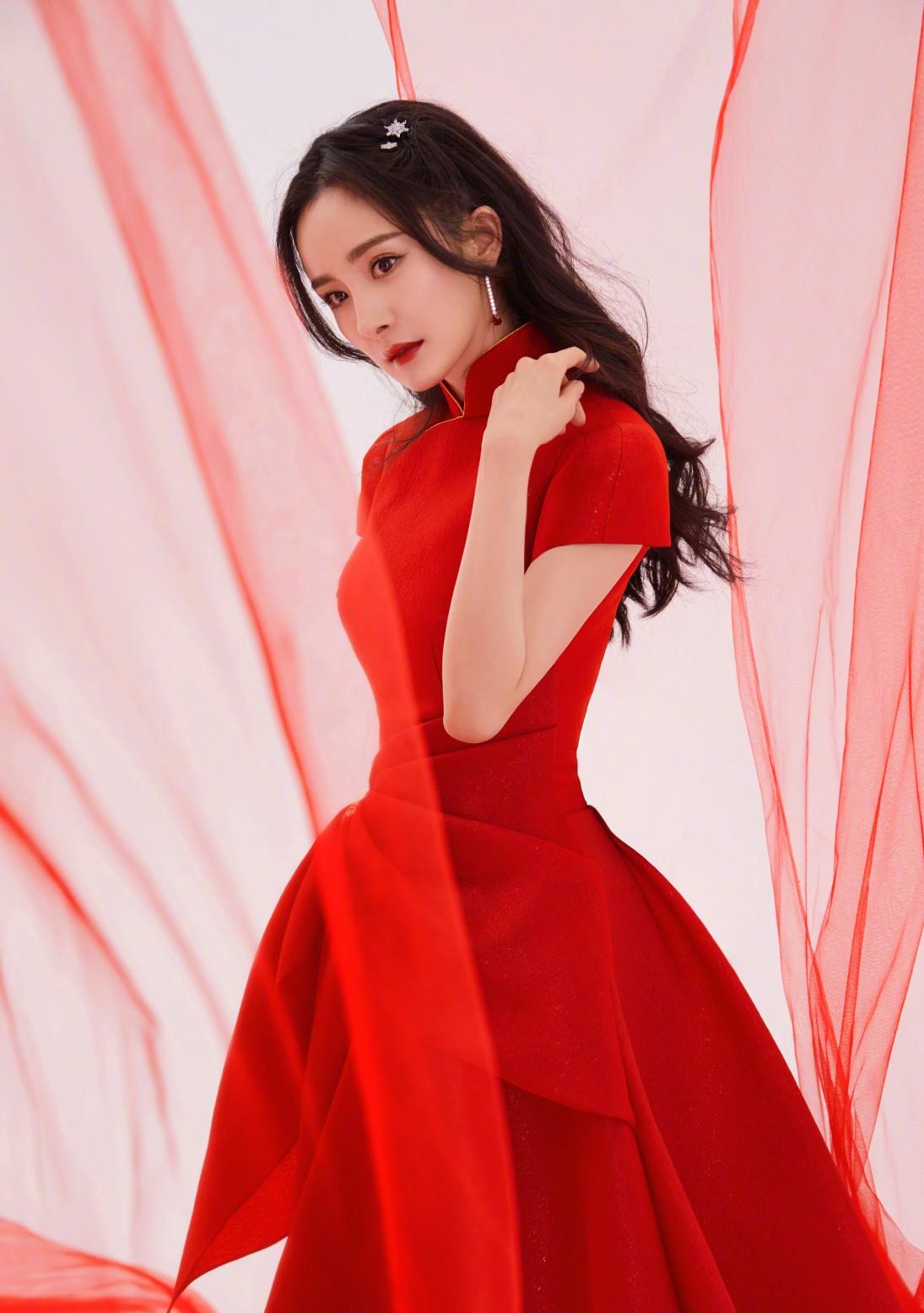 林更新|明星同穿小红裙，热巴艳丽，刘亦菲美成无法忘怀的风景线