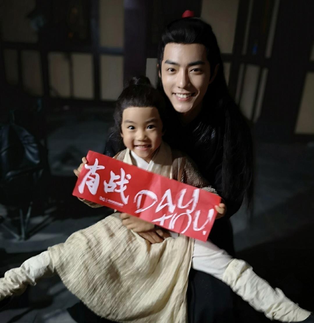 肖战|肖战原来这么喜欢小孩，拍戏会逗小演员，还会嘟嘴跟对方撒娇