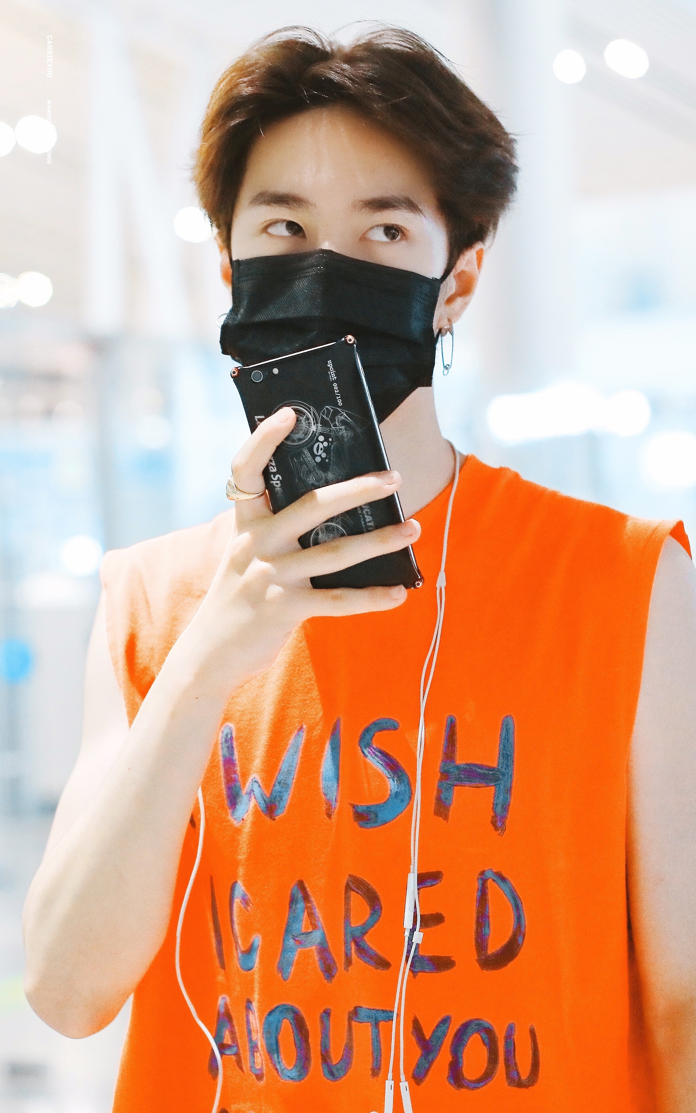 王一博|王一博堪比大片的爱豆机场秀