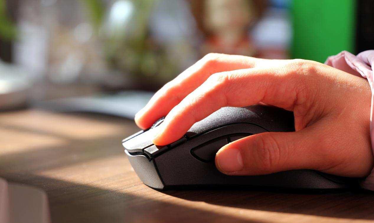 鼠标|双模真无线,新成员雷蛇炼狱蝰蛇V2 X极速版体验,长续航更持久