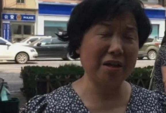 杜新枝|无耻！杜新枝晒自己给女儿穿袜子的视频，网友愤怒：考虑过许敏吗