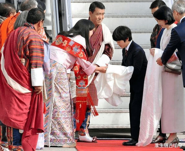 不丹|29岁不丹王后和日本纪子妃一家同框！王后太迷人，两家小王子比萌