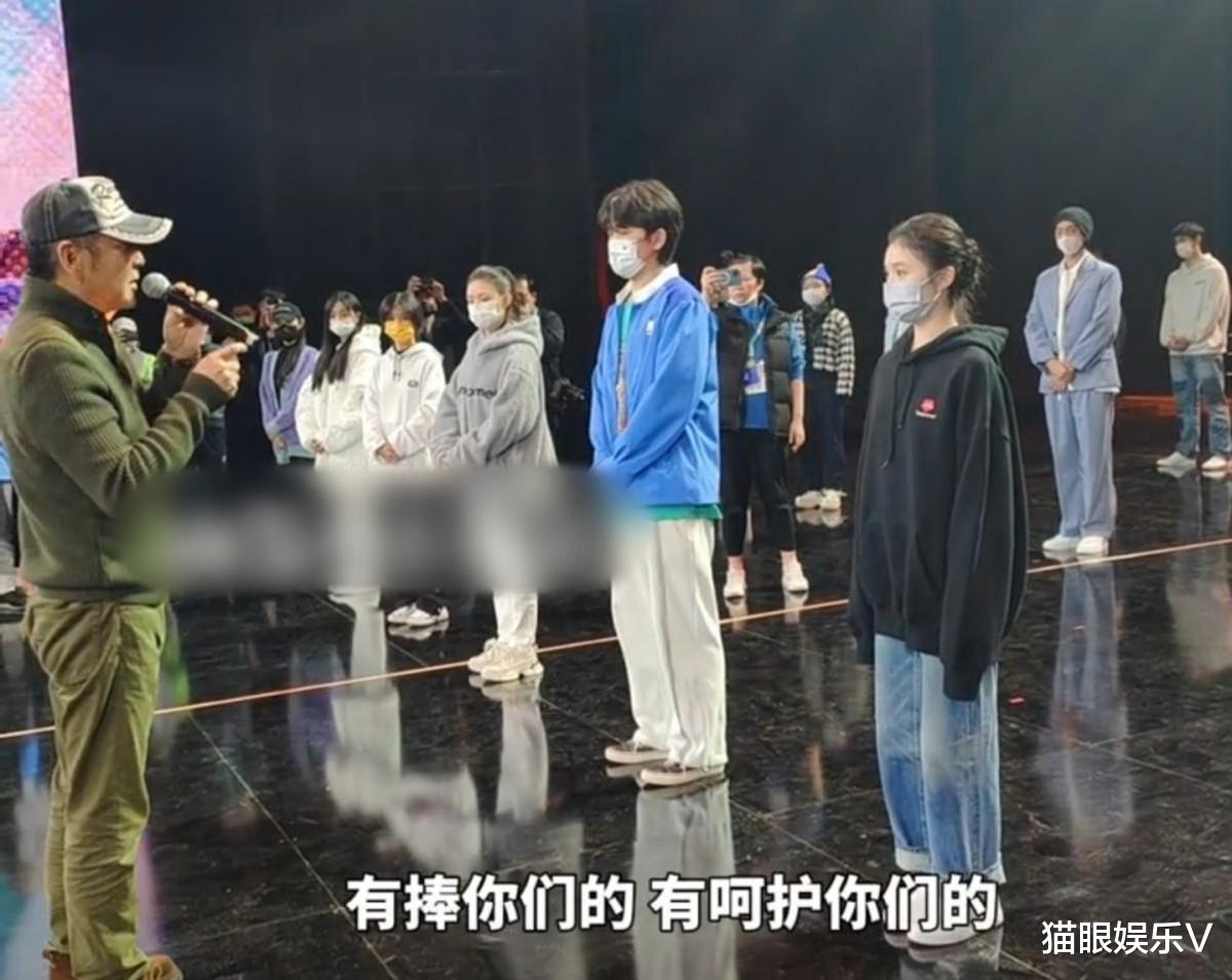 陈道明|陈道明主席范好足！现场教导青年演员，张子枫蒋依依等人站姿恭敬