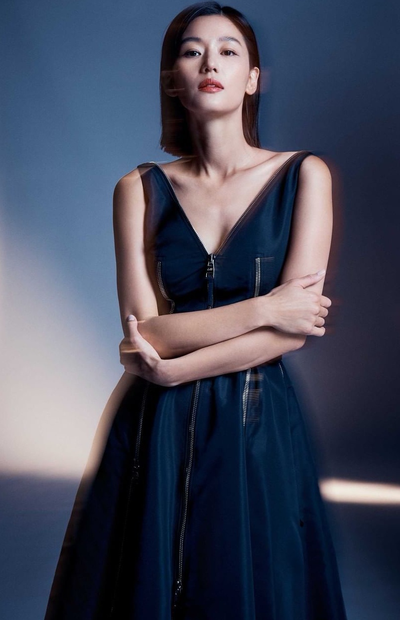 时尚课|全智贤最新造型，利落短发配深V礼裙，霸气一姐范十足！