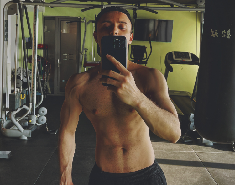 阿尔法|“央视”阿尔法瘦出新高度,八块腹肌,秃头变男神,确定是一个人