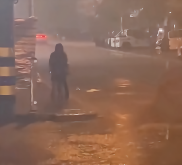 小歪歪说 江苏：大雨中，男子跪女友面前苦苦哀求，不断解释换来了一个耳光