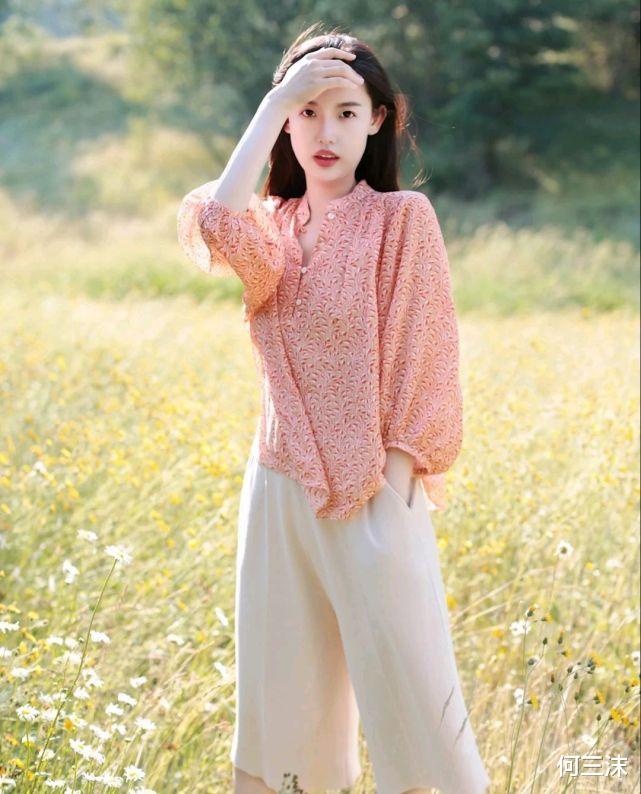 何三沫|怎么穿搭才能成为精致的女人?简约休闲风就很高级,值得细细品味