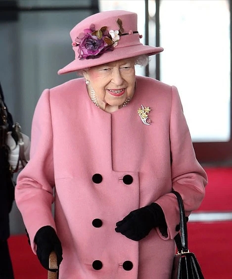 全球时尚风行 谁说英国女王离不开拐杖了？这次丢掉拐杖亮相，一身皇家蓝太好看