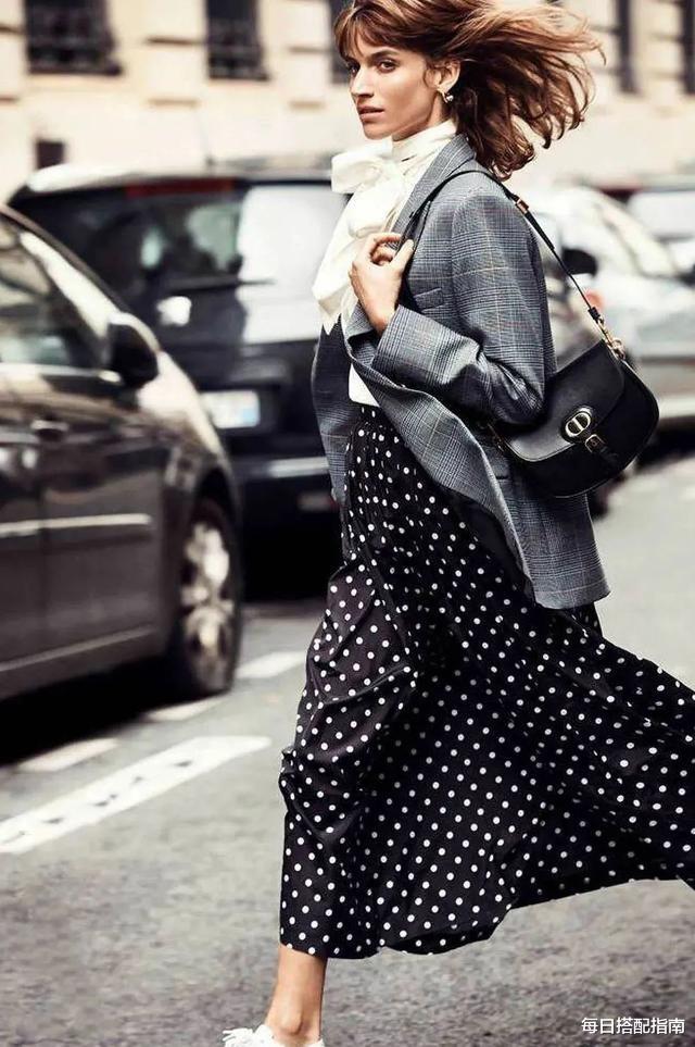 每日搭配指南|今秋“西装外套”就穿这3件!时髦显瘦又高级,谁穿谁吸睛!