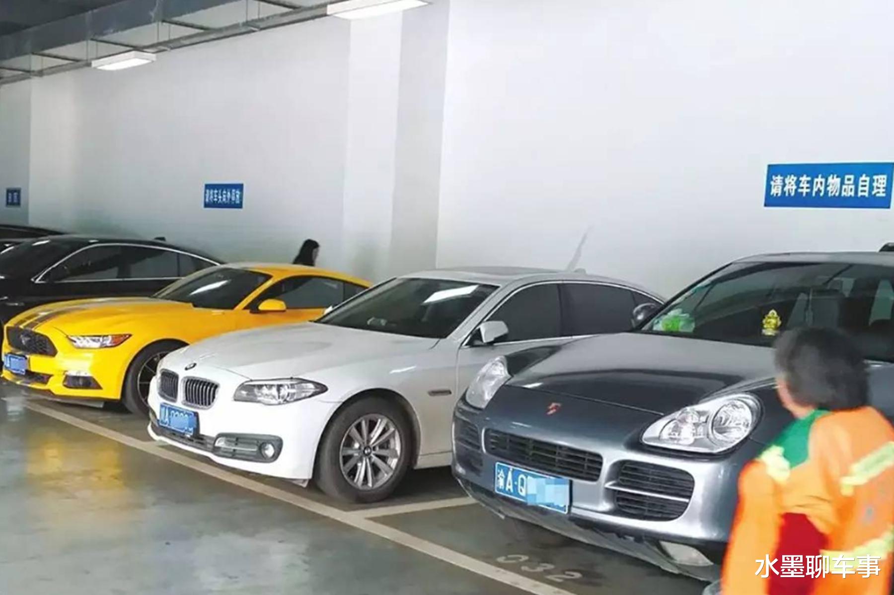 水墨聊车事 路边违停车辆，交警只拖便宜车？为何不敢拖豪车？是欺软怕硬吗？