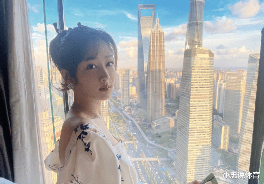 杨紫|杨紫泡泡袖印花连衣裙，真的是太好看了。