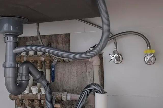 |水槽内偶尔倒些热水，能清洗油污，但这种做法可能有很严重的问题