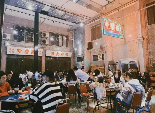 张卫健|张卫健带妻子吃大排档，47岁张茜素颜似路人，夫妻结婚14年无子