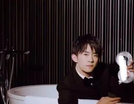 易烊千玺|工作人员透露易烊千玺喜欢汗蒸，私下习惯很撩，粉丝跪求汗蒸地点