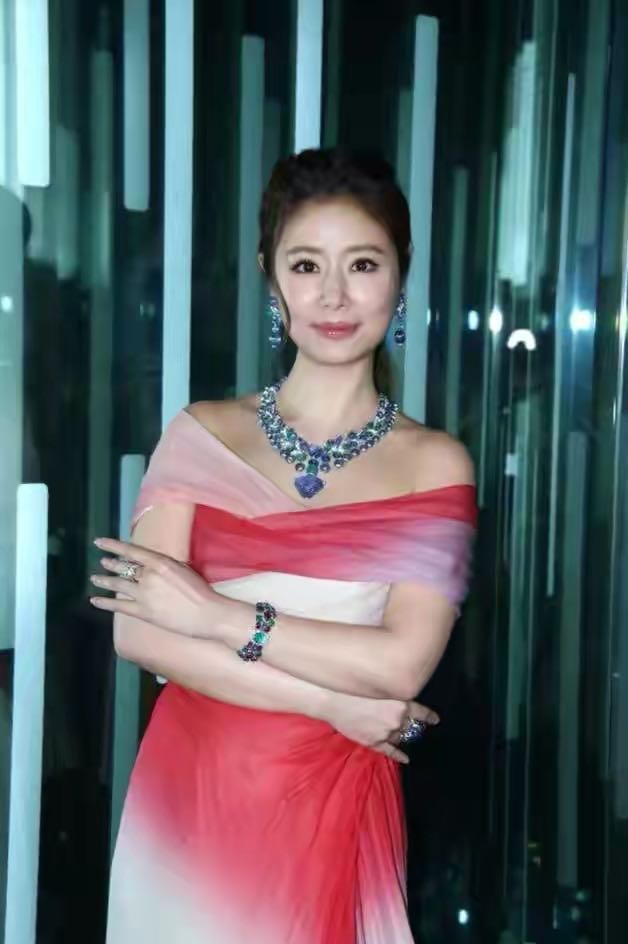 林心如|林心如新片站台！穿銮金长裙姨母笑露牙龈好尴尬，女二号都比她年轻