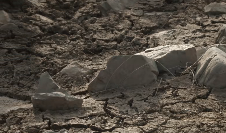 央视|央视又一王炸剧开播，收视率连续两天破1，剧情比肩《山海情》