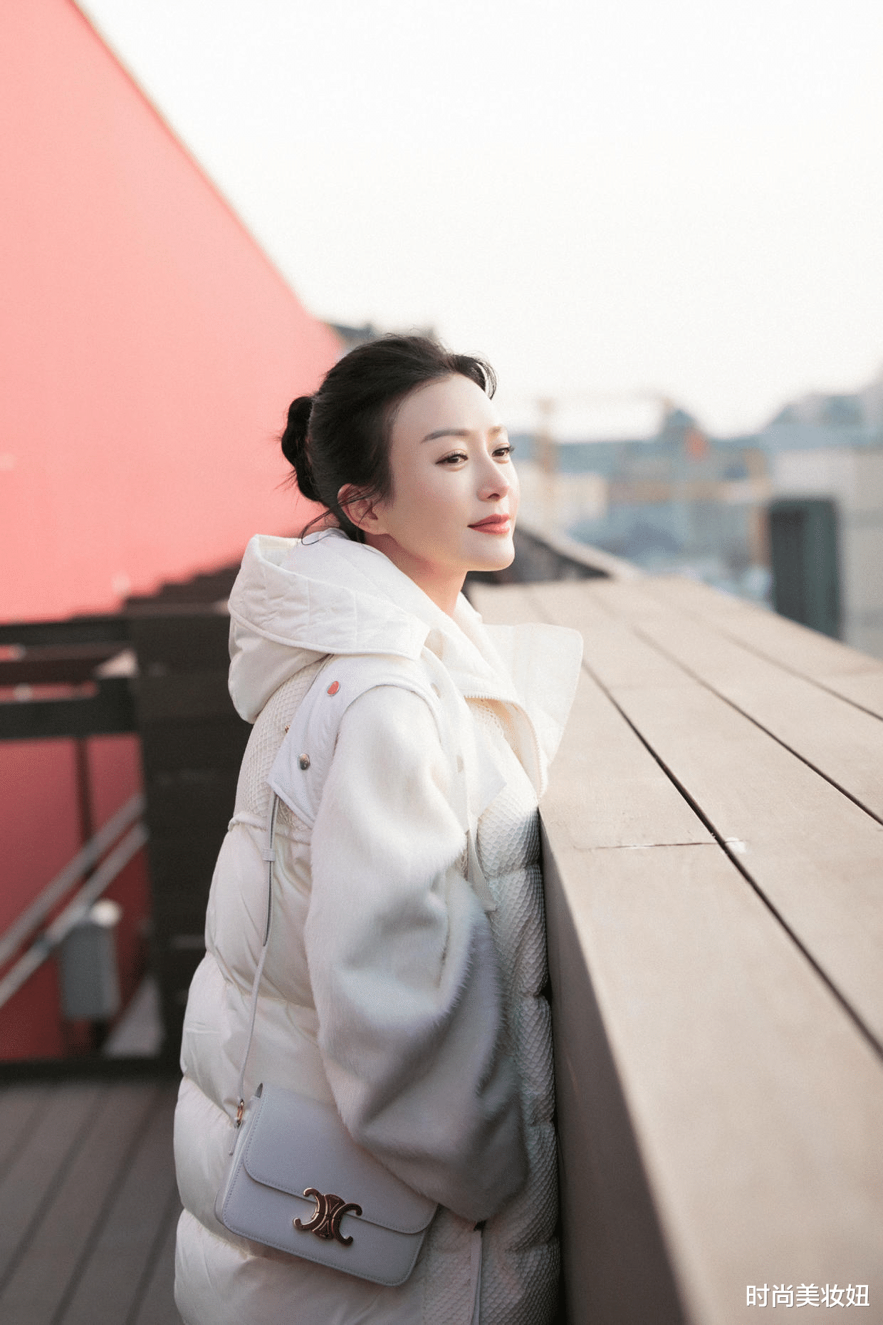 秦岚|秦岚这么打扮更美了，白色羽绒马甲叠穿大衣，洋气又保暖