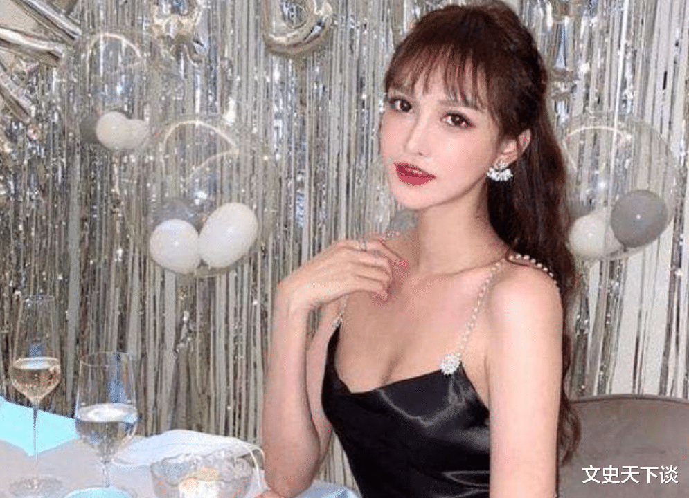 杨幂|15岁被亲妈带去整容，14年花400万整容300次，亲妈：再整断绝关系