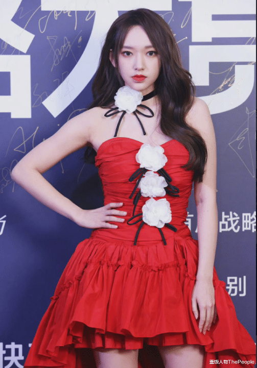 蒋勤勤|最新女星红毯！蒋勤勤扮嫩、郭采洁翻车，杨幂用场外生图美貌秒杀