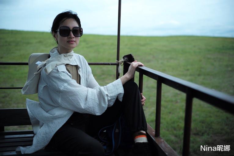 朱亚文|朱亚文机场搂妻超腻歪！娇妻穿旧大衣眼窝深陷，38岁真是素颜美人