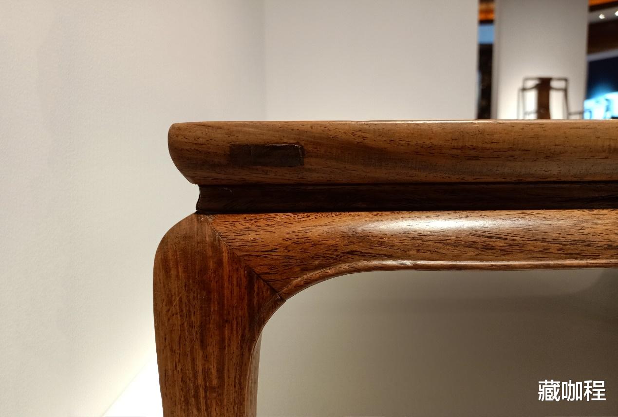 鼓腿彭牙香蕉足，黄花梨炕桌束腰打洼一木连做