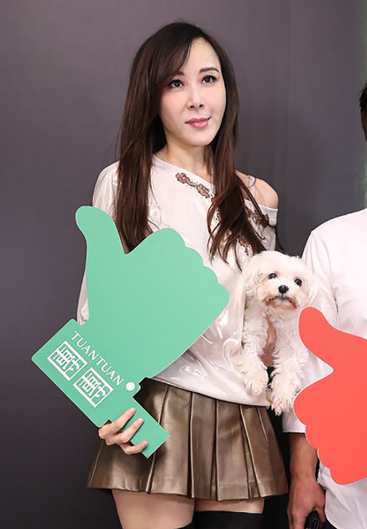 何有强 萧蔷才是“冻龄天花板”，露肩装配超短裙，气质比00后还嫩