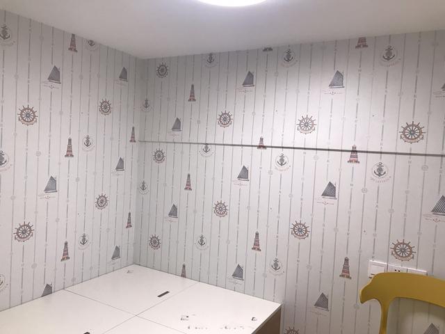 夫妻两人买下了复式公寓,楼上小三房的格局略压抑,层高是个败笔