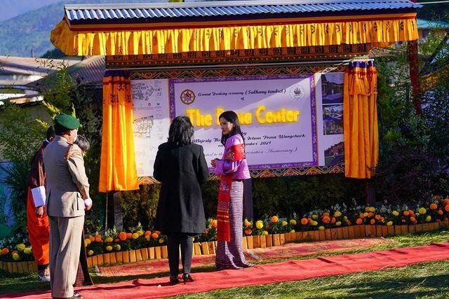 全球时尚风行 不丹王后的新造型贼仙!一身紫衣走邻家风,气质如天山雪莲般干净