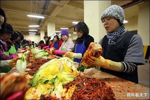 韓國遊客在中國“炫富”，幫我包好五片西瓜，商販：免費送你一個-圖7